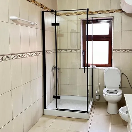 Double Triple Rooms With Lake View Balcony منزل للإقامة *