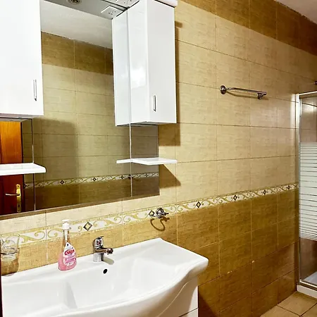 Ubytování v soukromí Triple Rooms Double With Lake View Balcony Pogradec