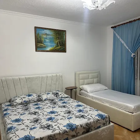 Double Triple Rooms With Lake View Balcony منزل للإقامة *