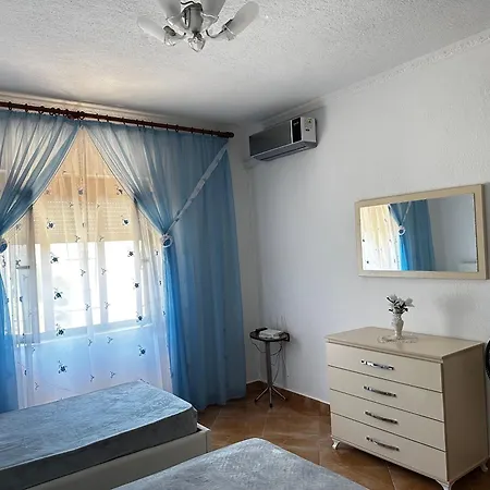 Double Triple Rooms With Lake View Balcony منزل للإقامة