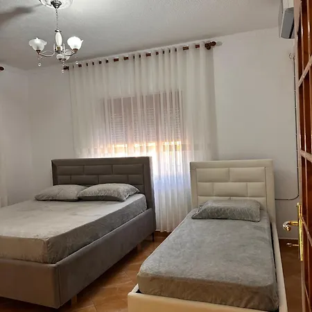 Ubytování v soukromí Triple Rooms Double With Lake View Balcony