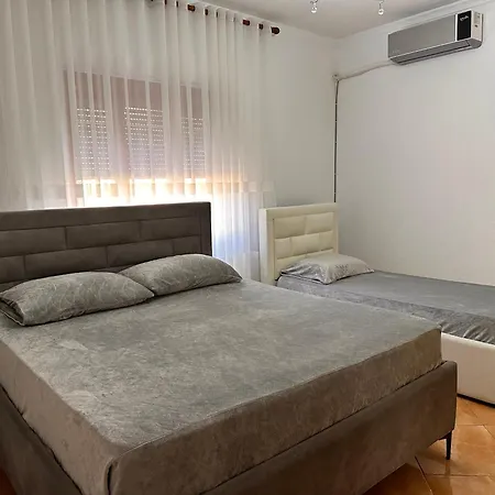Double Triple Rooms With Lake View Balcony منزل للإقامة